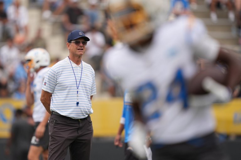 Harbaugh's Chargers honor late Billy Ray Smith before practicing in San Diego | iNFOnews.ca