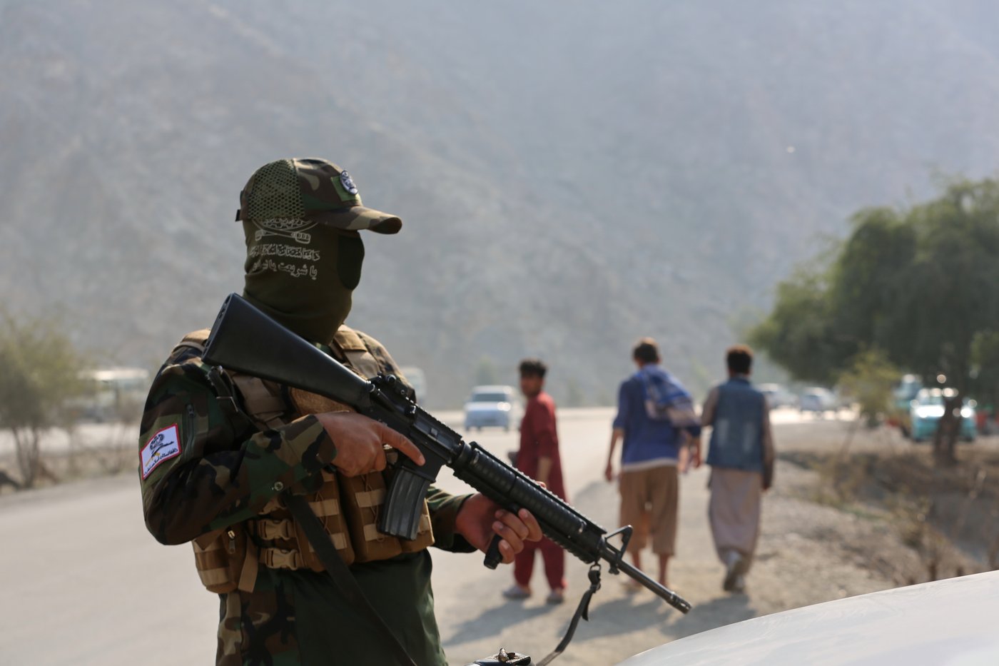 Afghanistan's soldiers guard the border with Pakistan as both countries trade attacks, in photos | iNFOnews.ca