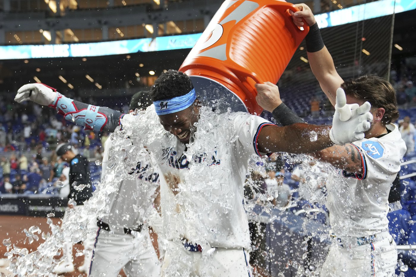 Sánchez hits leadoff homer and game-ending triple to lift Marlins over Cubs 8-7 | iNFOnews.ca