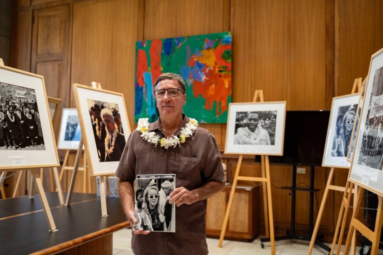 Hawaii displays historic photos of Martin Luther King Jr. wearing flower lei during Selma march | iNFOnews.ca