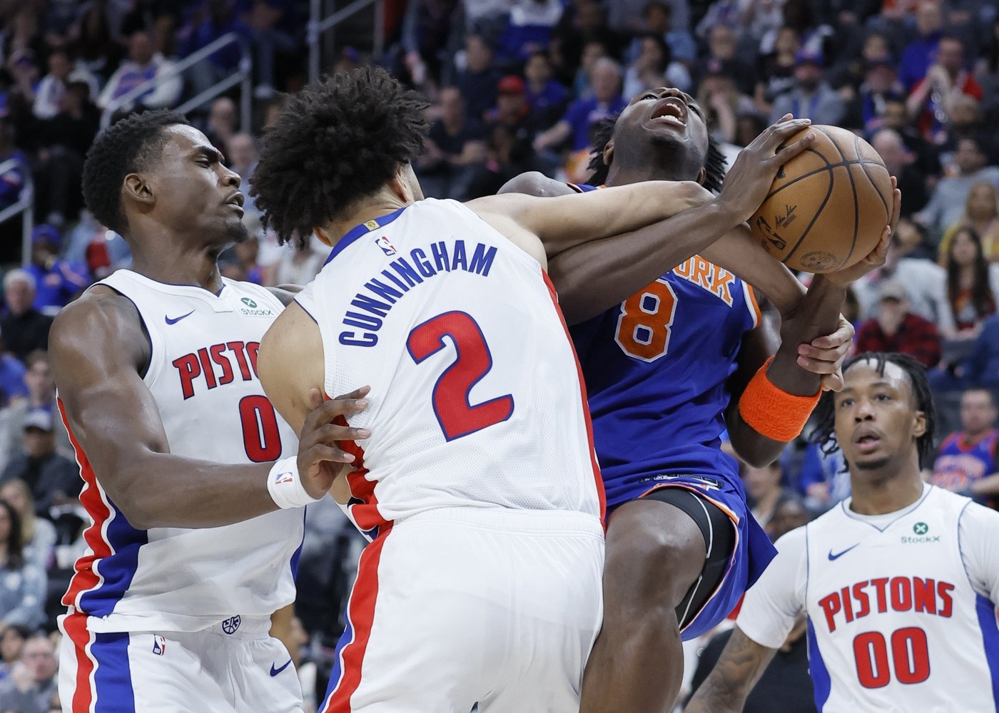 Brunson scores 32, Towns adds 27, Knicks beat Pistons as Game 4 ends with missed foul call | iNFOnews.ca