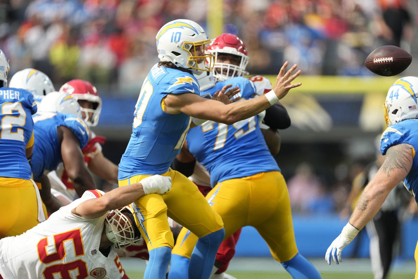 With two backup tackles and a sprained ankle, Justin Herbert perseveres in the Chargers' narrow loss | iNFOnews.ca
