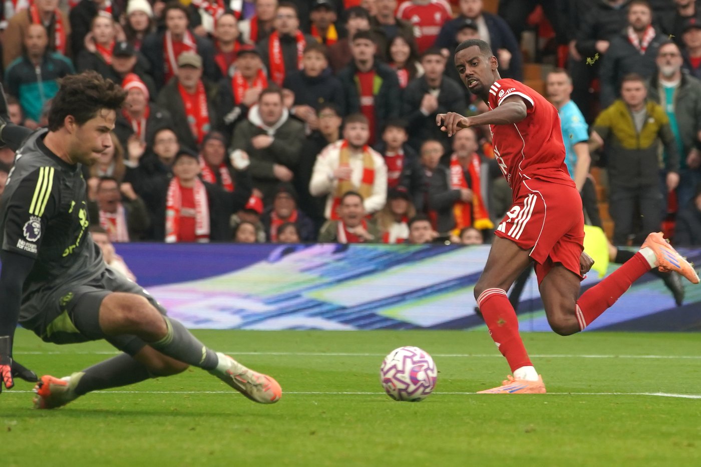 Isak sustains groin injury to extend his tough start to Liverpool career after British-record move | iNFOnews.ca Isak sustains groin injury to extend his tough start to Liverpool career after British-record move | iNFOnews.ca