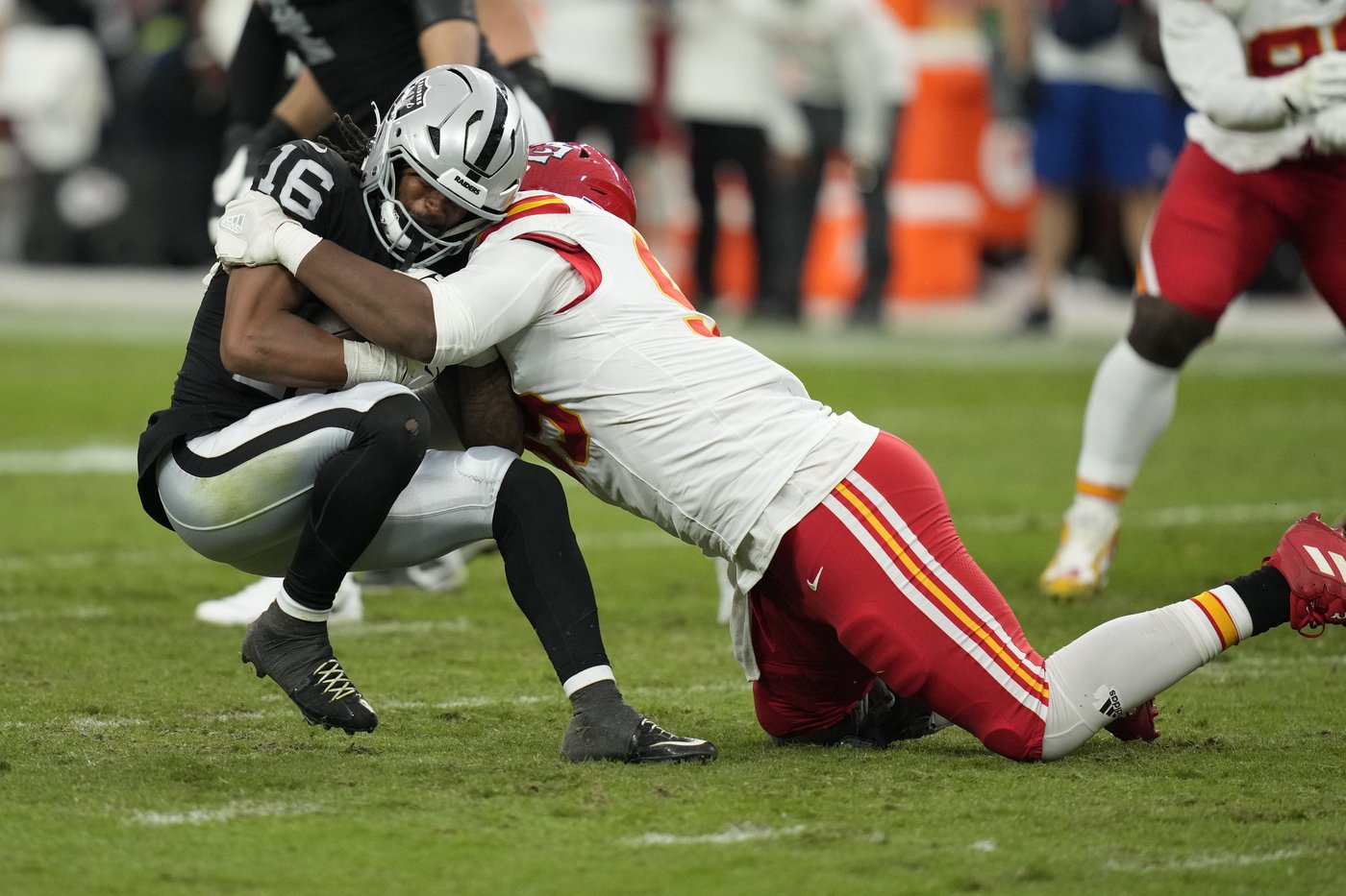 Raiders' inexperienced offensive line is struggling to open holes or protect the QB | iNFOnews.ca Raiders' inexperienced offensive line is struggling to open holes or protect the QB | iNFOnews.ca