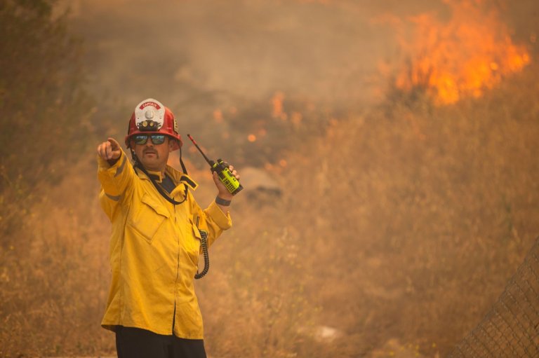 Photos show firefighters battling Southern California blaze | iNFOnews.ca