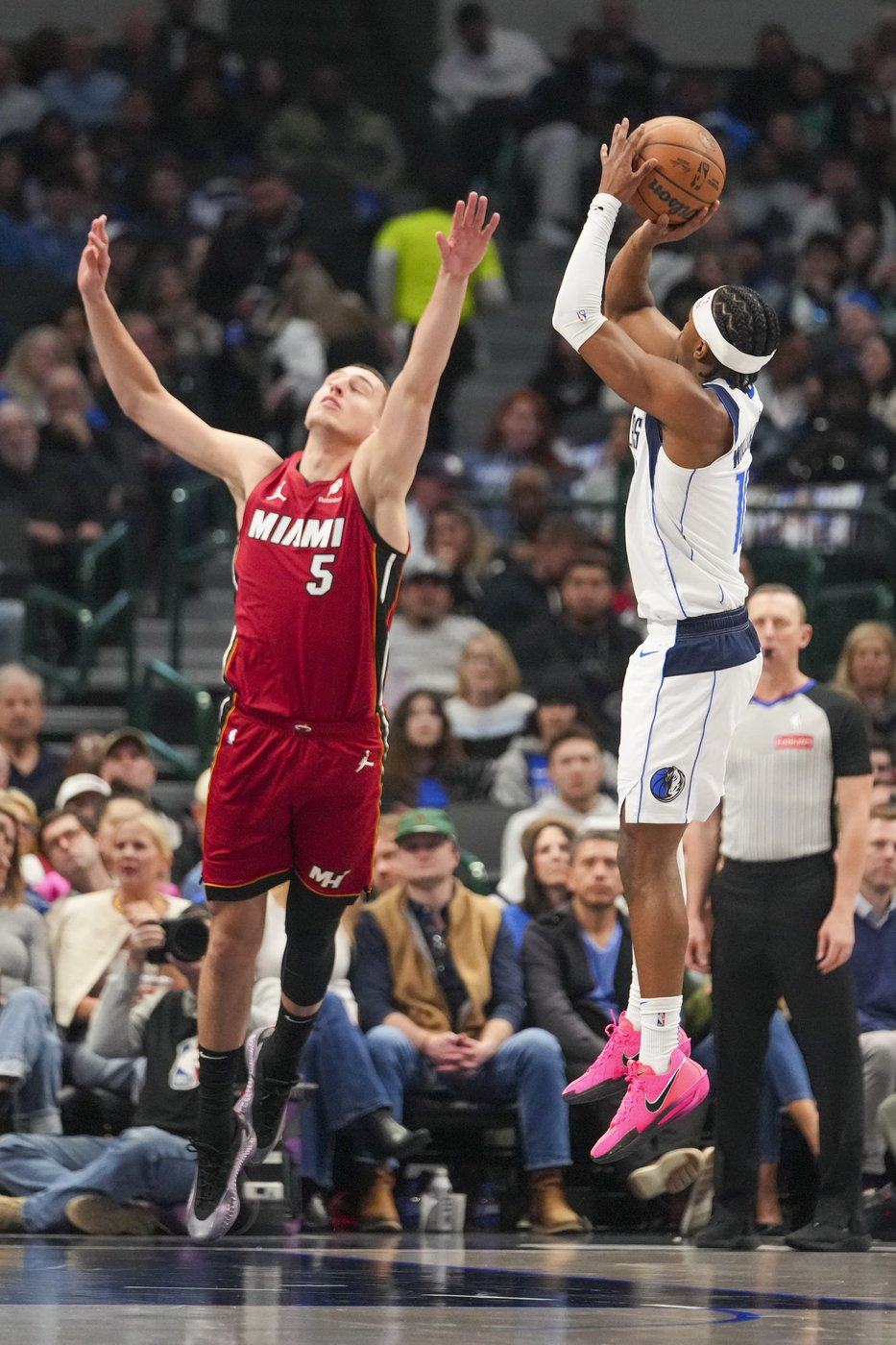 Dante Exum scores 27 points to lead undermanned, undersized Mavericks past Heat, 118-113 | iNFOnews.ca Dante Exum scores 27 points to lead undermanned, undersized Mavericks past Heat, 118-113 | iNFOnews.ca