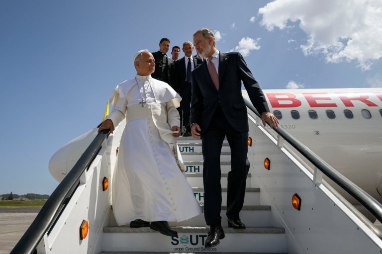 Pope Leo XIV’s flight home from Spain was grounded so the king came to his aid | iNFOnews.ca
