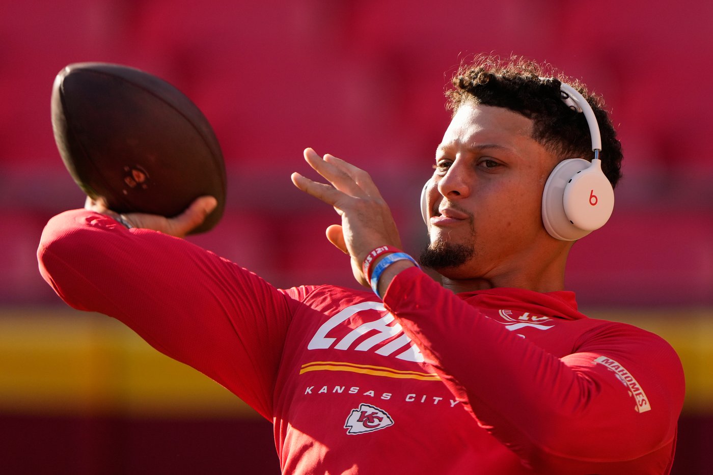 Chiefs start undrafted rookie Kahlil Benson at left tackle with Josh Simmons out in opener vs Denver | iNFOnews.ca