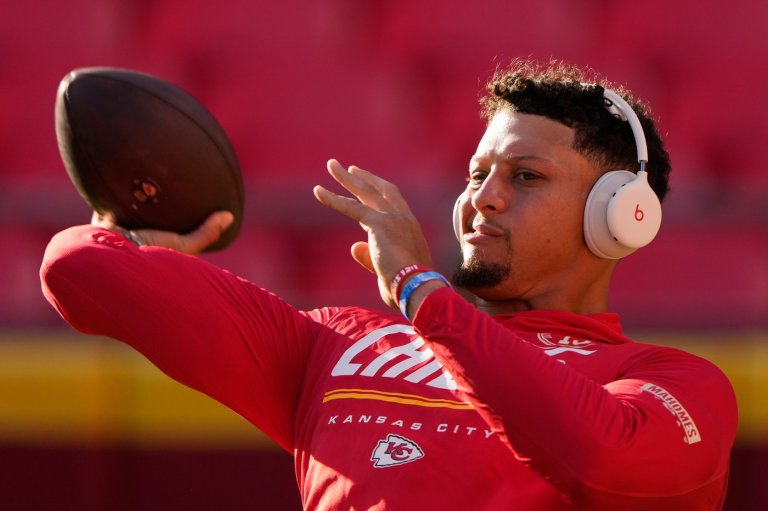 Chiefs start undrafted rookie Kahlil Benson at left tackle with Josh Simmons out in opener vs Denver | iNFOnews.ca