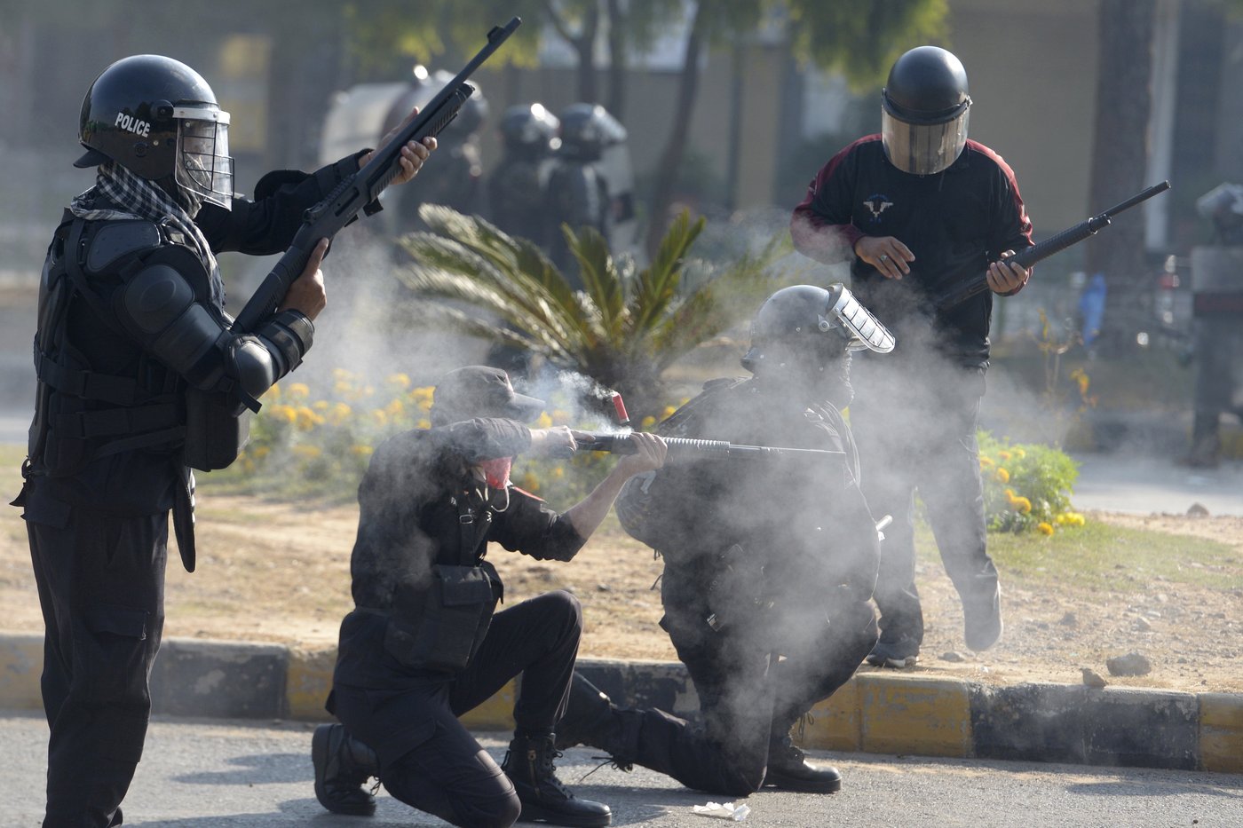 A violent showdown in Pakistan's capital pits the government against Imran Khan supporters | iNFOnews.ca A violent showdown in Pakistan's capital pits the government against Imran Khan supporters | iNFOnews.ca