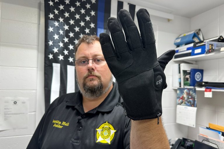 White House border czar defends ICE electric shock gloves as tools to avoid deadly force | iNFOnews.ca