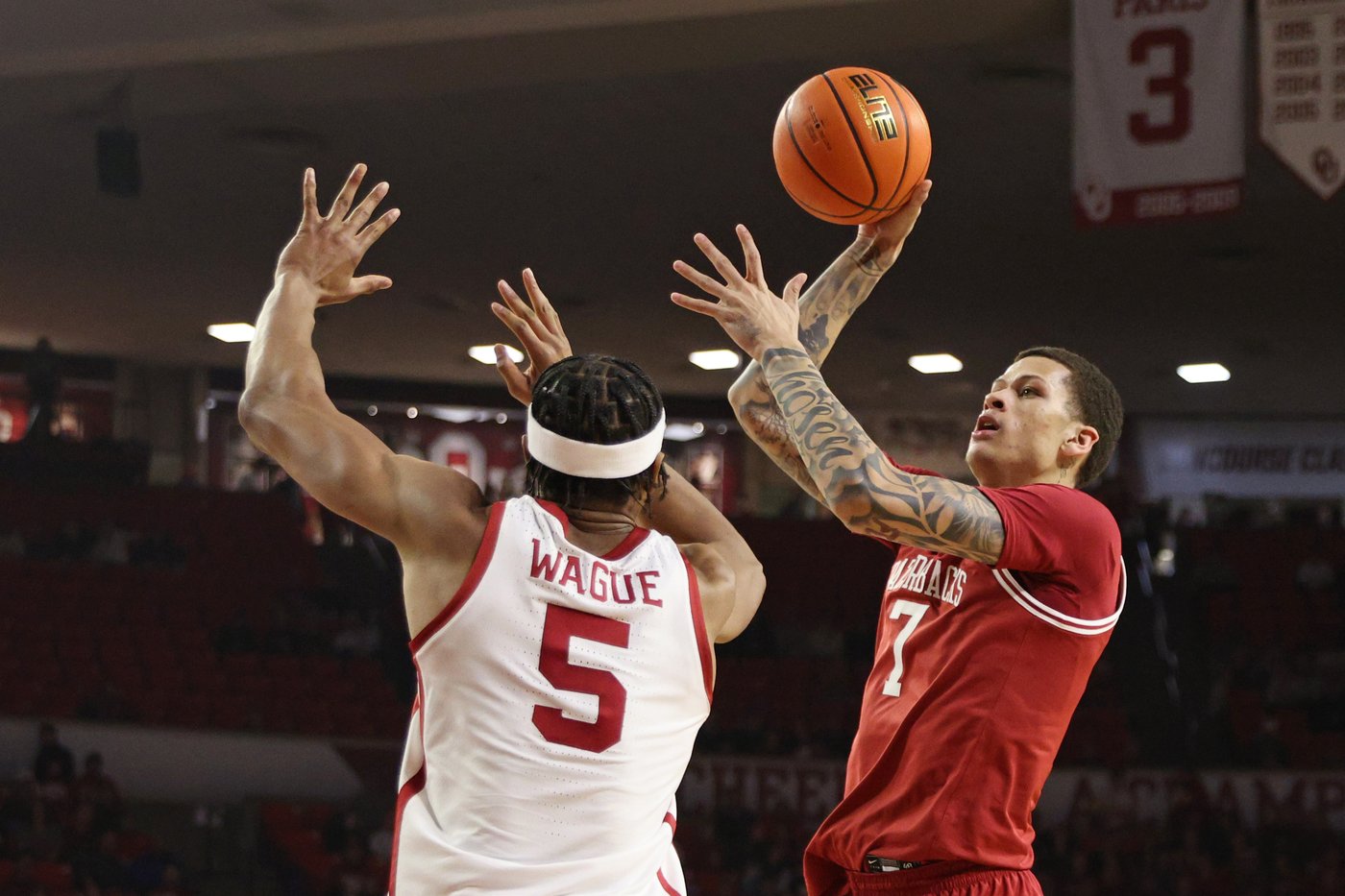 Darius Acuff Jr. posts 21 points and 9 assists to lead No. 15 Arkansas past Oklahoma 83-79 | iNFOnews.ca Darius Acuff Jr. posts 21 points and 9 assists to lead No. 15 Arkansas past Oklahoma 83-79 | iNFOnews.ca