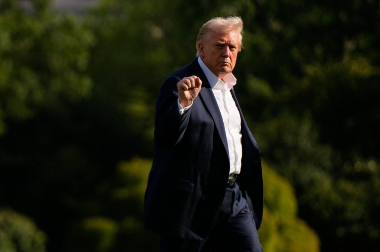 Trump will speak at a hastily-called meeting of top military leaders, AP source says | iNFOnews.ca