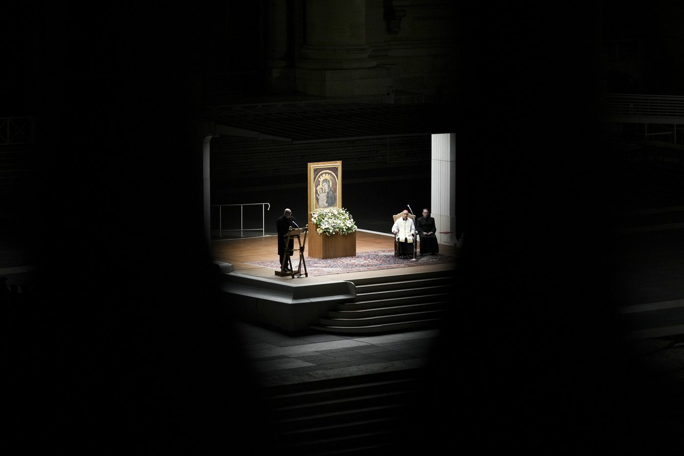 Pope had coughing fit, inhaled vomit and now requires assisted ventilation, Vatican says | iNFOnews.ca