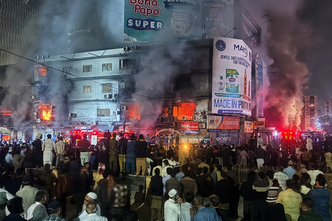 Massive fire engulfs dozens of shops at a shopping mall in southern Pakistan, killing 3 people | iNFOnews.ca