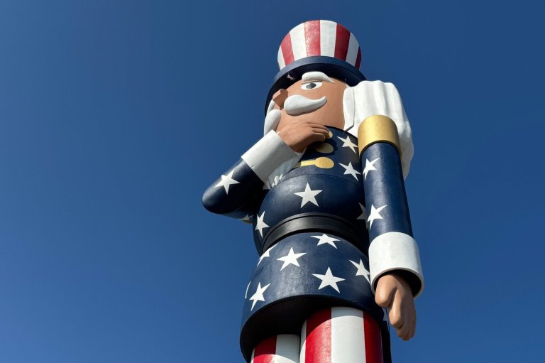 A Minnesota town now boasts the world's tallest nutcracker | iNFOnews.ca