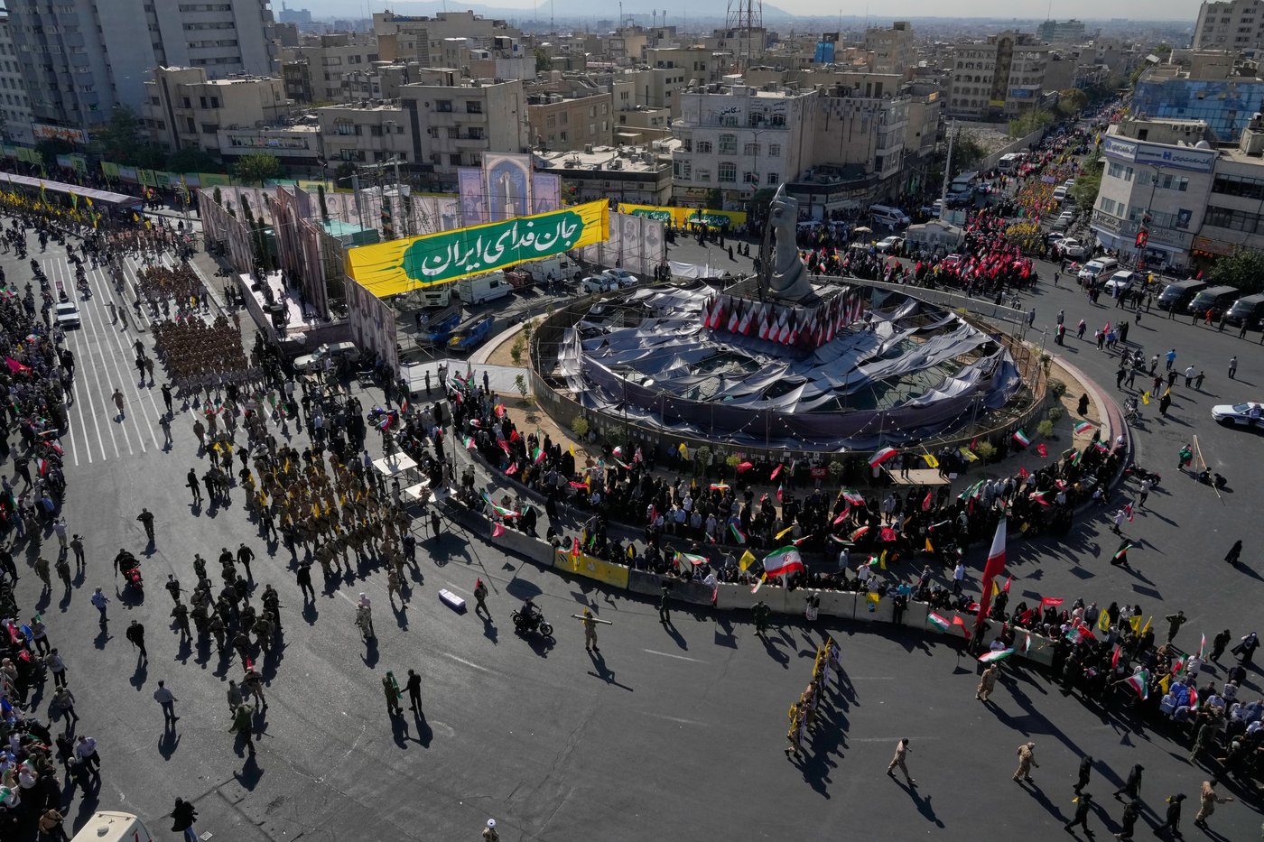Iran stages massive Tehran rally as volunteers pledge to take up arms, in photos | iNFOnews.ca