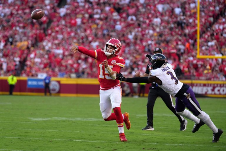 Mahomes shines for Chiefs, Jackson adds to Ravens' injury woes as Kansas City rolls to 37-20 victory | iNFOnews.ca