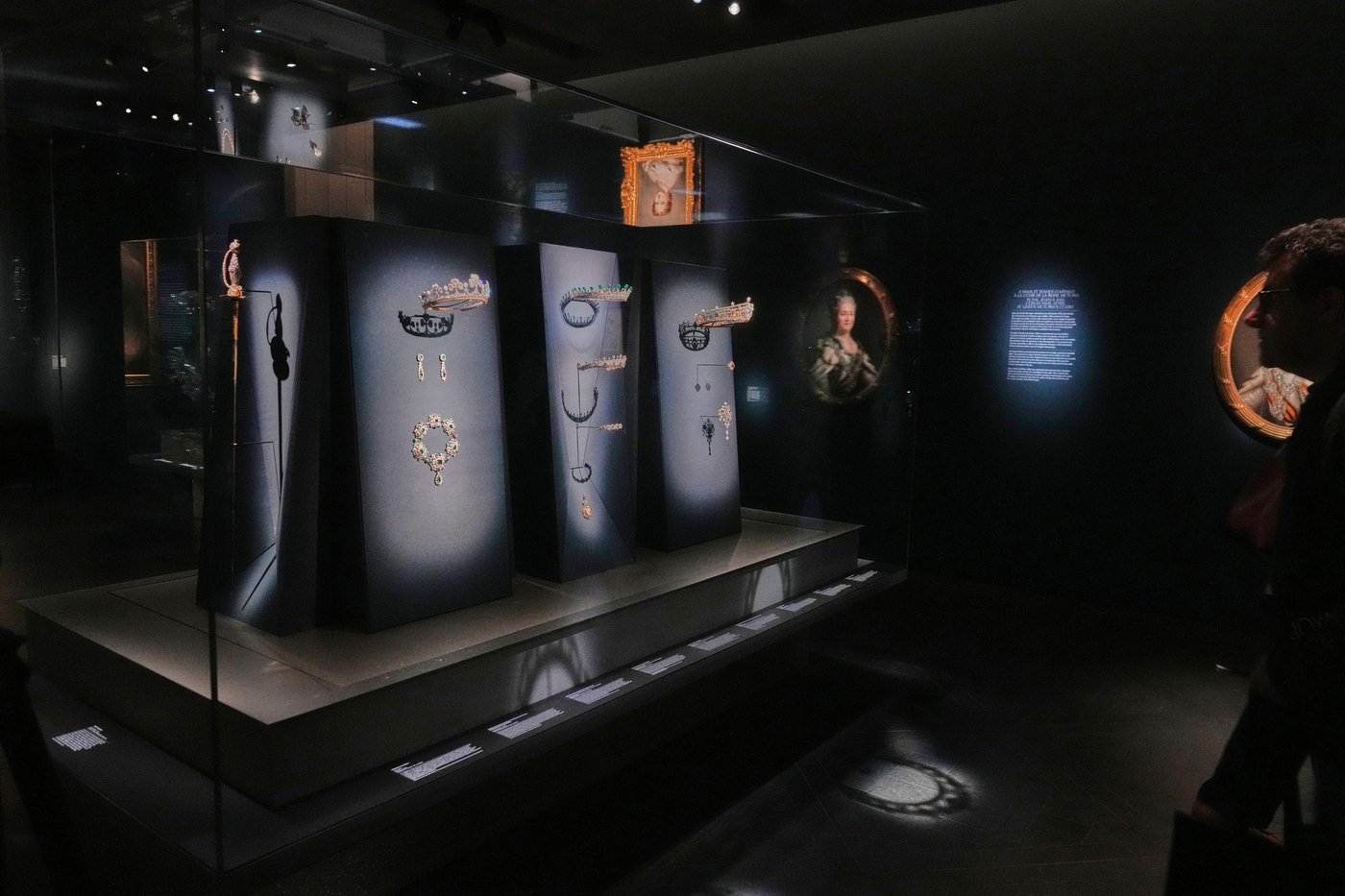 More glittering royal jewels displayed while Paris is still uneasy over the Louvre robbery | iNFOnews.ca