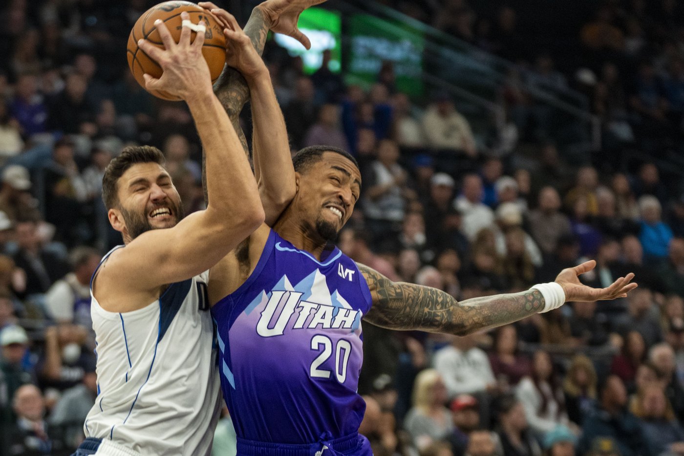 John Collins scores on a late dunk to lift Jazz past Mavericks for 1st home victory | iNFOnews.ca John Collins scores on a late dunk to lift Jazz past Mavericks for 1st home victory | iNFOnews.ca
