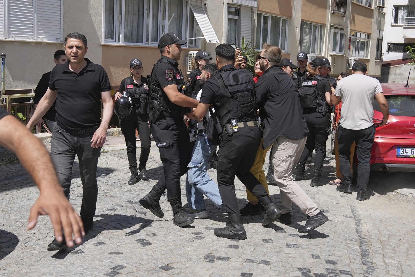 Turkish police detain over 50 people in crackdown on Istanbul Pride march | iNFOnews.ca