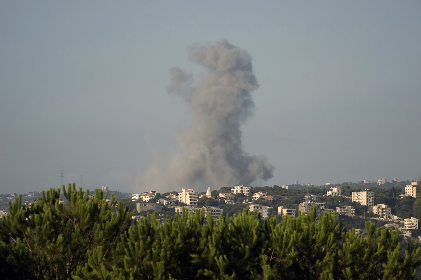 Israel-Hamas war latest: Israeli airstrikes in Lebanon have killed nearly 700 this week | iNFOnews.ca