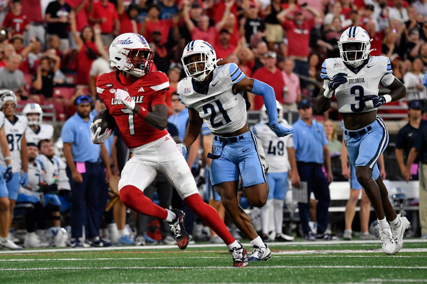 Kienholz leads as No. 24 Louisville routs Villanova 59-13 for first victory | iNFOnews.ca