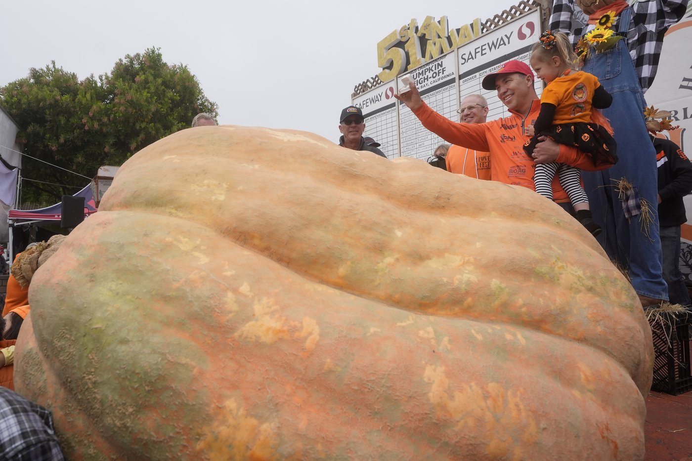 Pumpkin weighing 2,471 pounds wins California contest | iNFOnews.ca