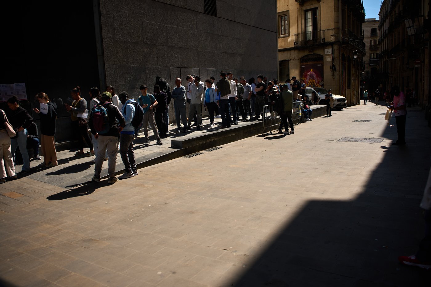 Migrants rush to apply under Spain’s new mass legalization program | iNFOnews.ca