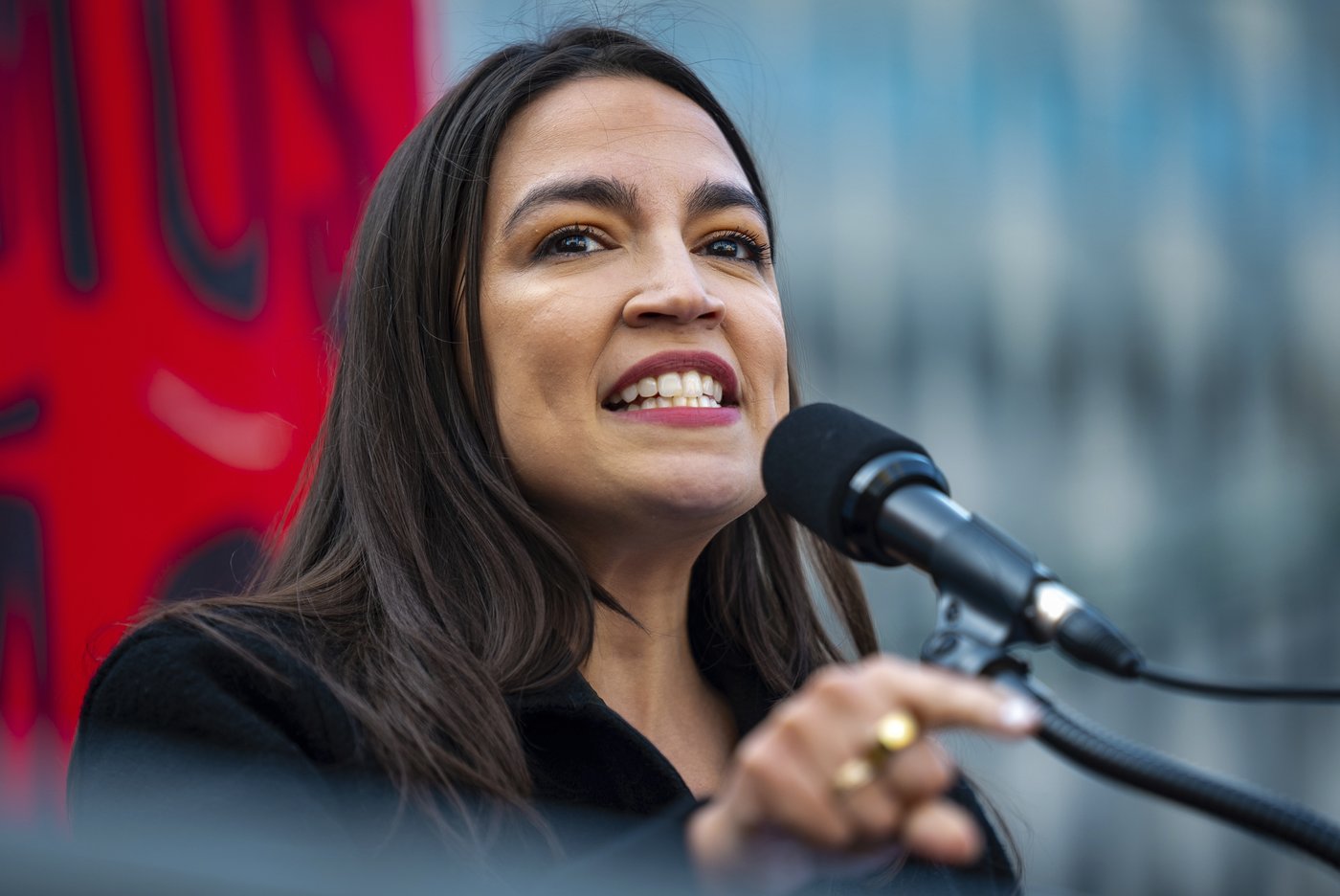 Pritzker and Ocasio-Cortez: A billionaire and a former bartender emerge as Trump resistance leaders | iNFOnews.ca