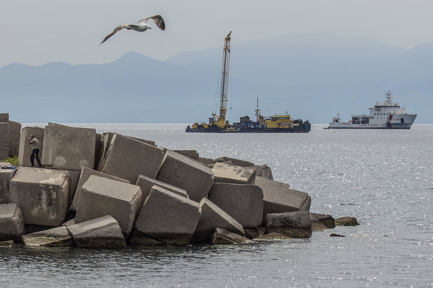 Experts start complex recovery of a superyacht that sank off Sicily, killing 7 | iNFOnews.ca