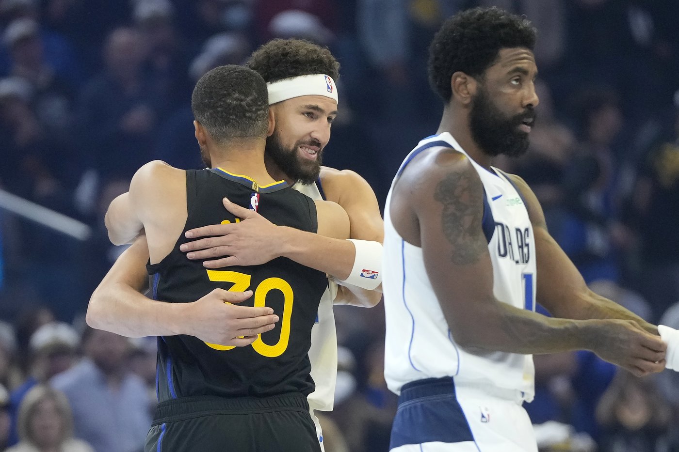 Klay Thompson returns to cheers from some 400 Warriors employees | iNFOnews.ca Klay Thompson returns to cheers from some 400 Warriors employees | iNFOnews.ca