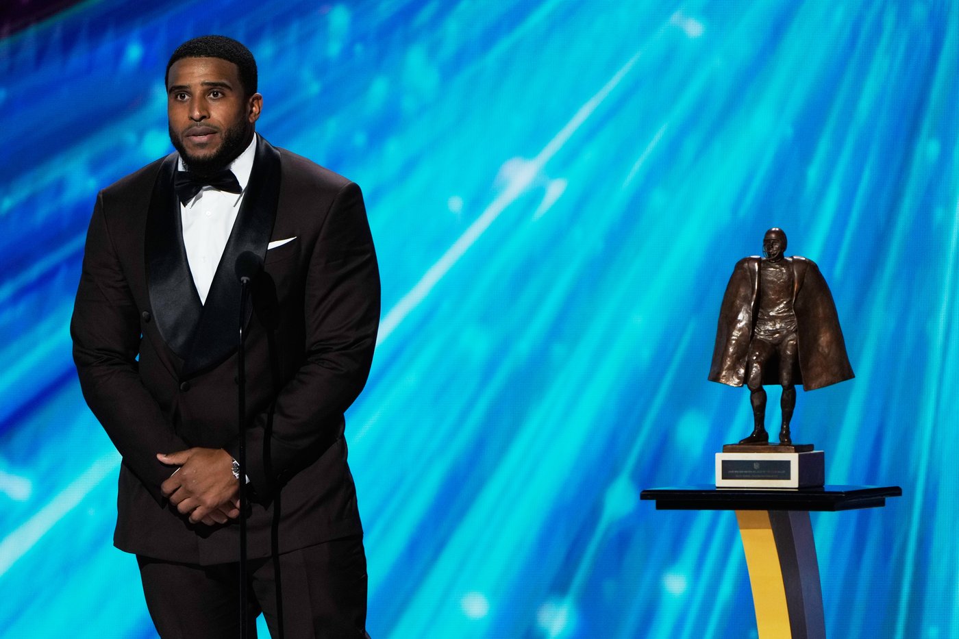 Commanders star Bobby Wagner named Walter Payton NFL Man of the Year, honors mother lost to stroke | iNFOnews.ca Commanders star Bobby Wagner named Walter Payton NFL Man of the Year, honors mother lost to stroke | iNFOnews.ca