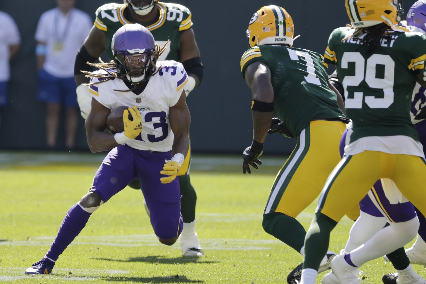 Sam Darnold and undefeated Vikings dominate first half and hang on to beat Packers 31-29 | iNFOnews.ca