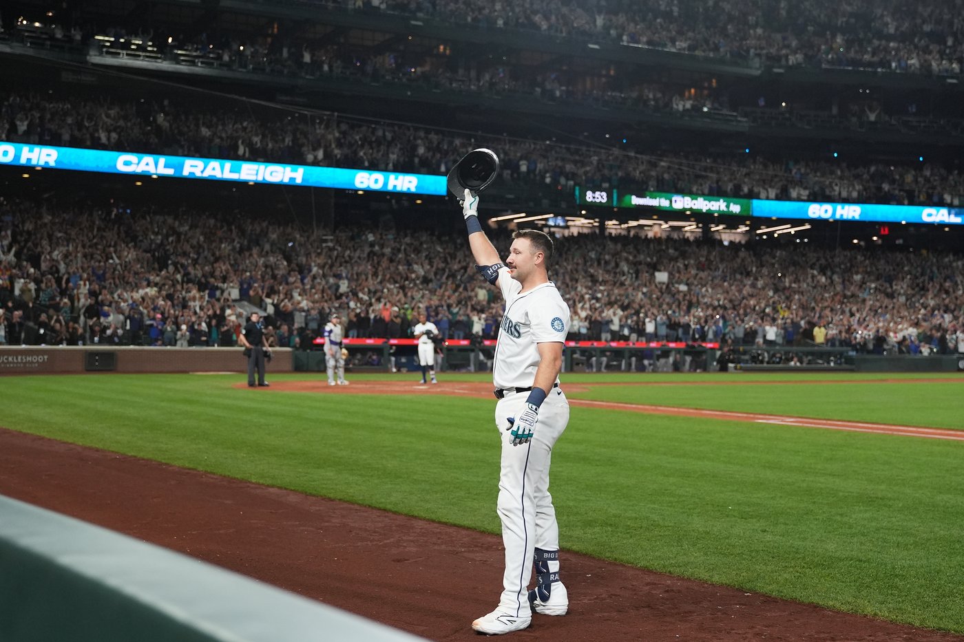 Cal Raleigh hits his 60th home run of the season, becoming the 7th MLB player to achieve the feat | iNFOnews.ca