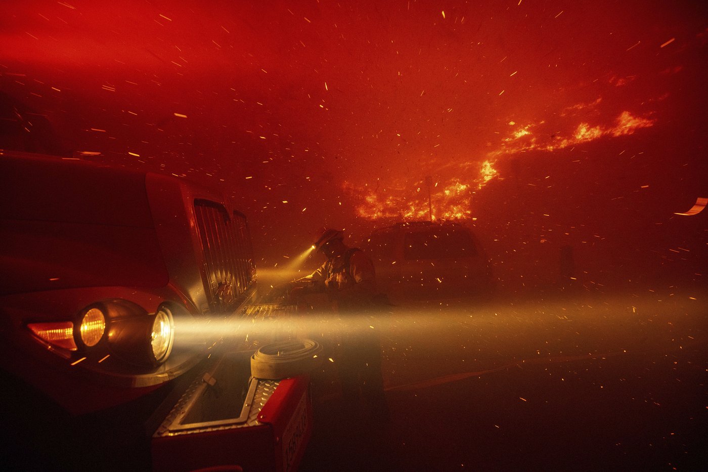 Celebrities and coastal residents flee from wind-driven wildfire in Malibu | iNFOnews.ca