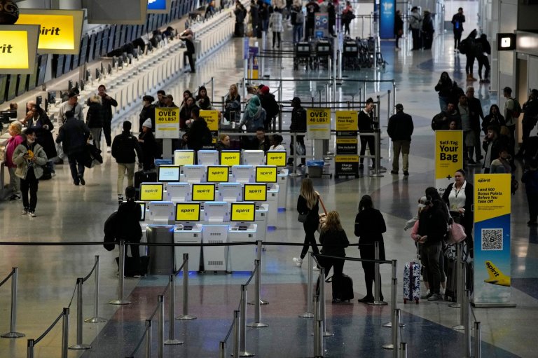 Outrage after ICE agents tackle an elderly man at Las Vegas airport | iNFOnews.ca