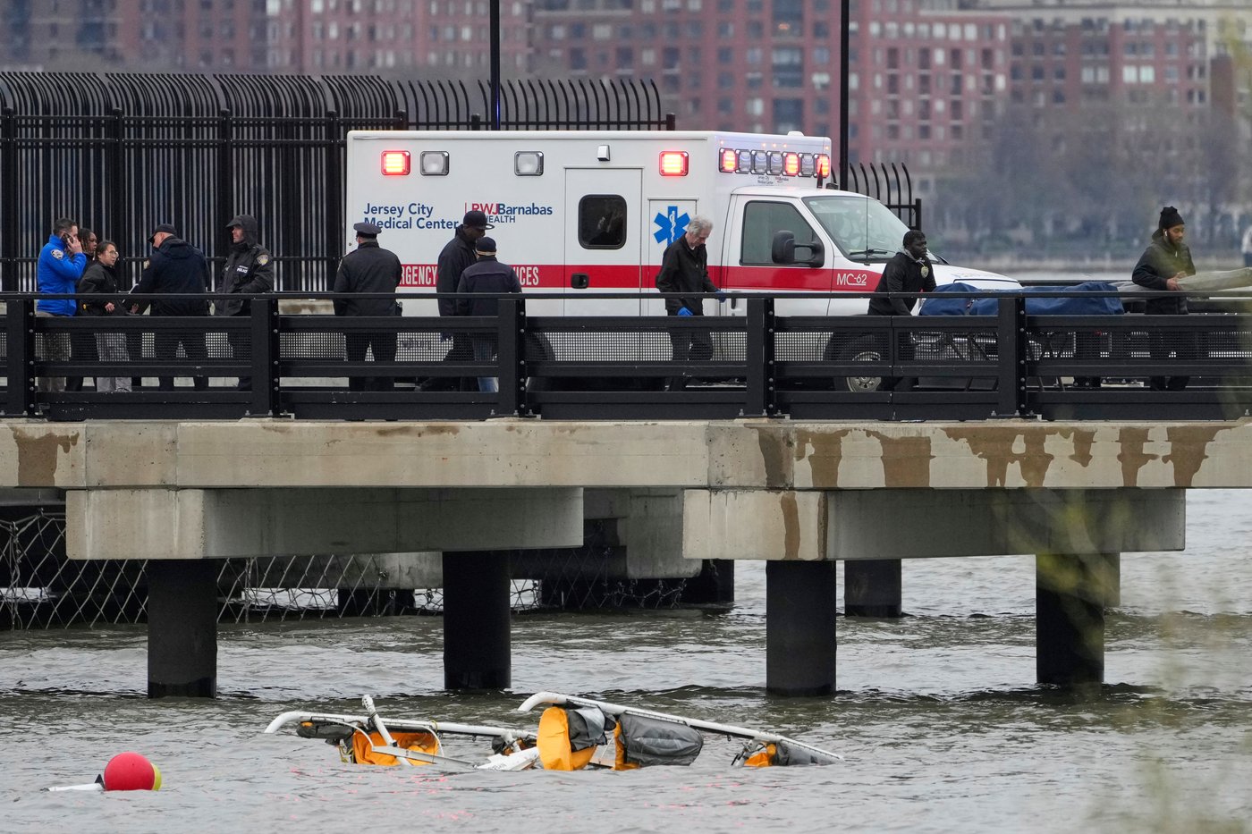 NYC sightseeing helicopter likely hit birds before its fatal plunge into Hudson River, report shows | iNFOnews.ca NYC sightseeing helicopter likely hit birds before its fatal plunge into Hudson River, report shows | iNFOnews.ca