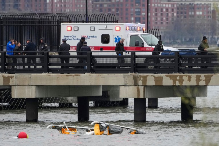 An NYC helicopter that crashed and killed 6 last year shows signs of bird strike, NTSB says | iNFOnews.ca