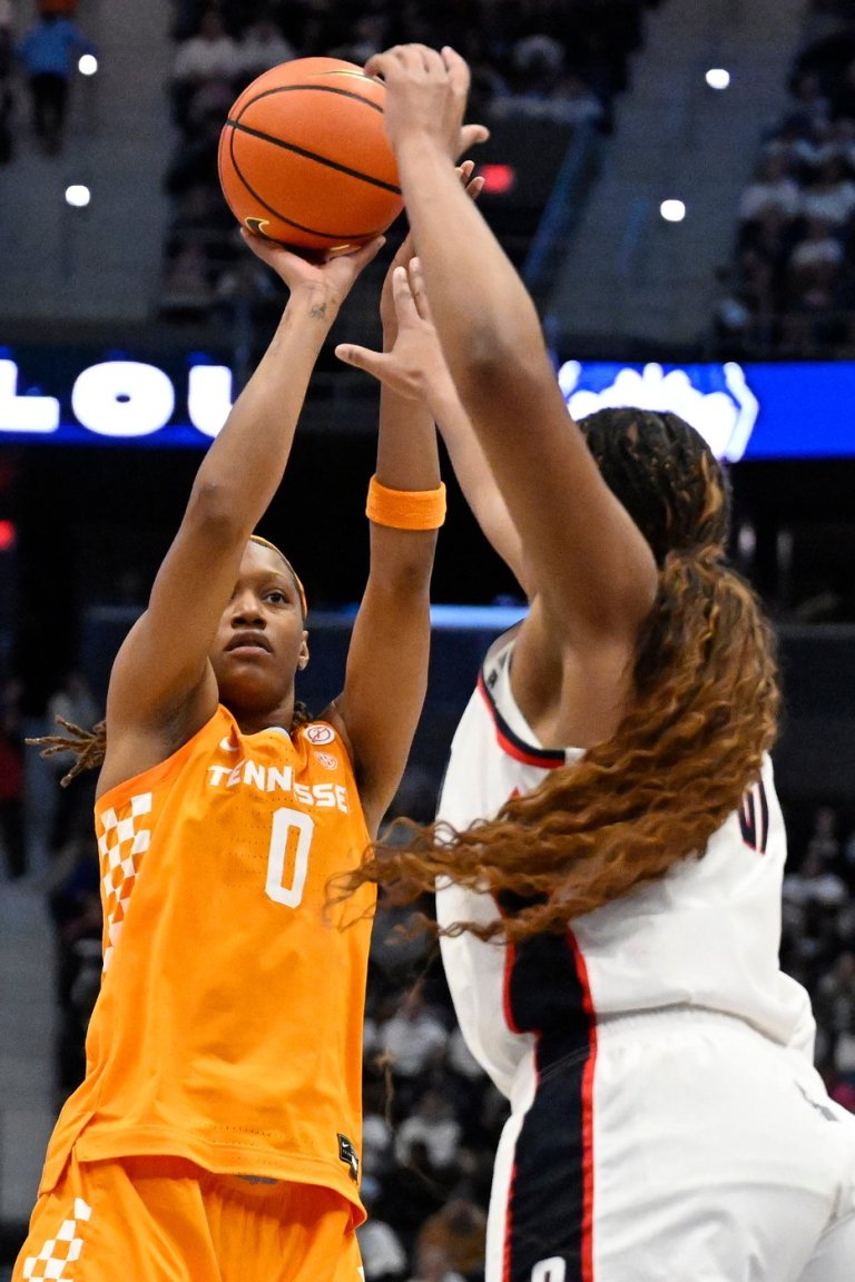 AP women's basketball player of the week is No. 1 UConn's Sarah Strong | iNFOnews.ca