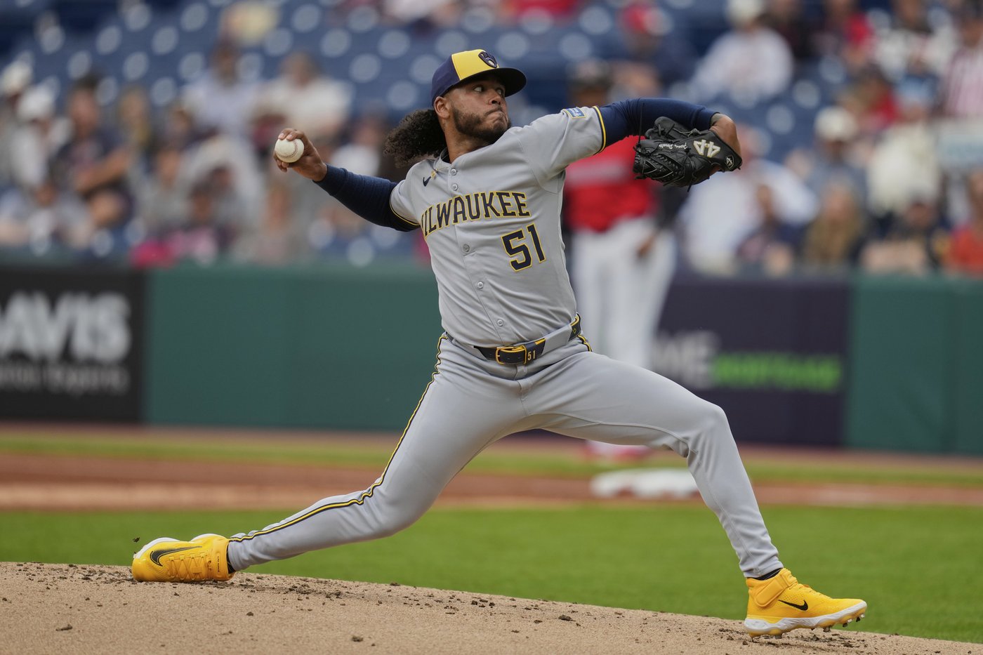 Arias has 3-run double, Ramírez steals 3 bases as Guardians blank Brewers 5-0 | iNFOnews.ca