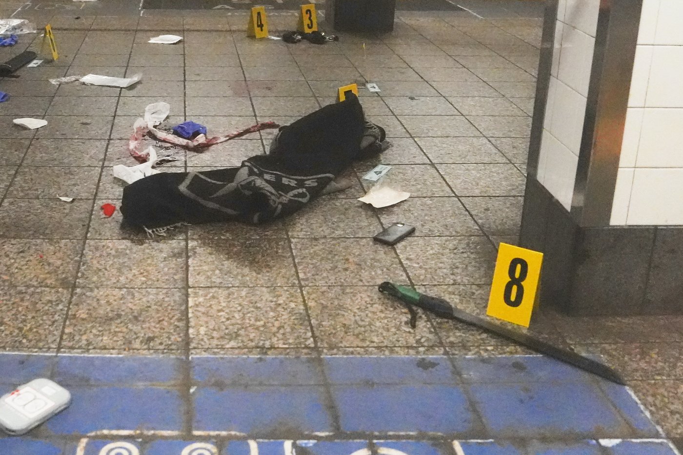 New York subway stabbings leave 3 hurt as police shoot and kill knife-wielding man, officials say | iNFOnews.ca