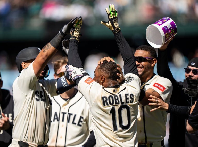 Robles' infield single in the 10th inning lifts the Mariners to a 3-2 win over the Diamondbacks | iNFOnews.ca