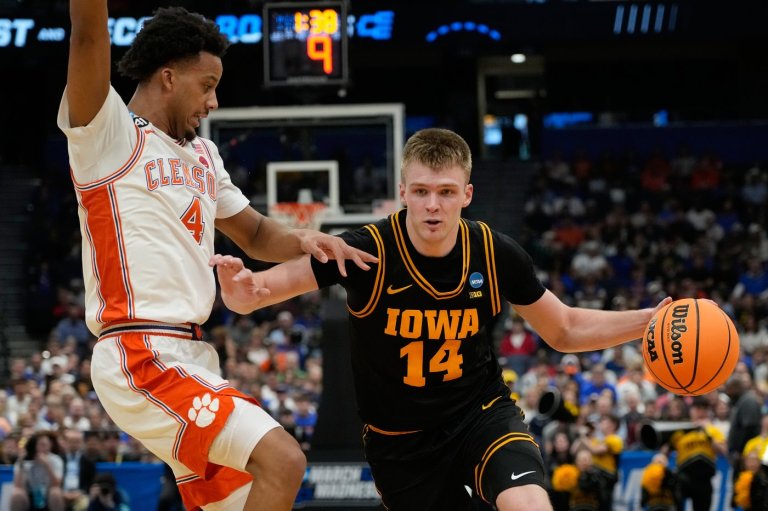 Stirtz weathers cold shooting to score 16 and help Iowa beat Clemson 67-61 in March Madness | iNFOnews.ca