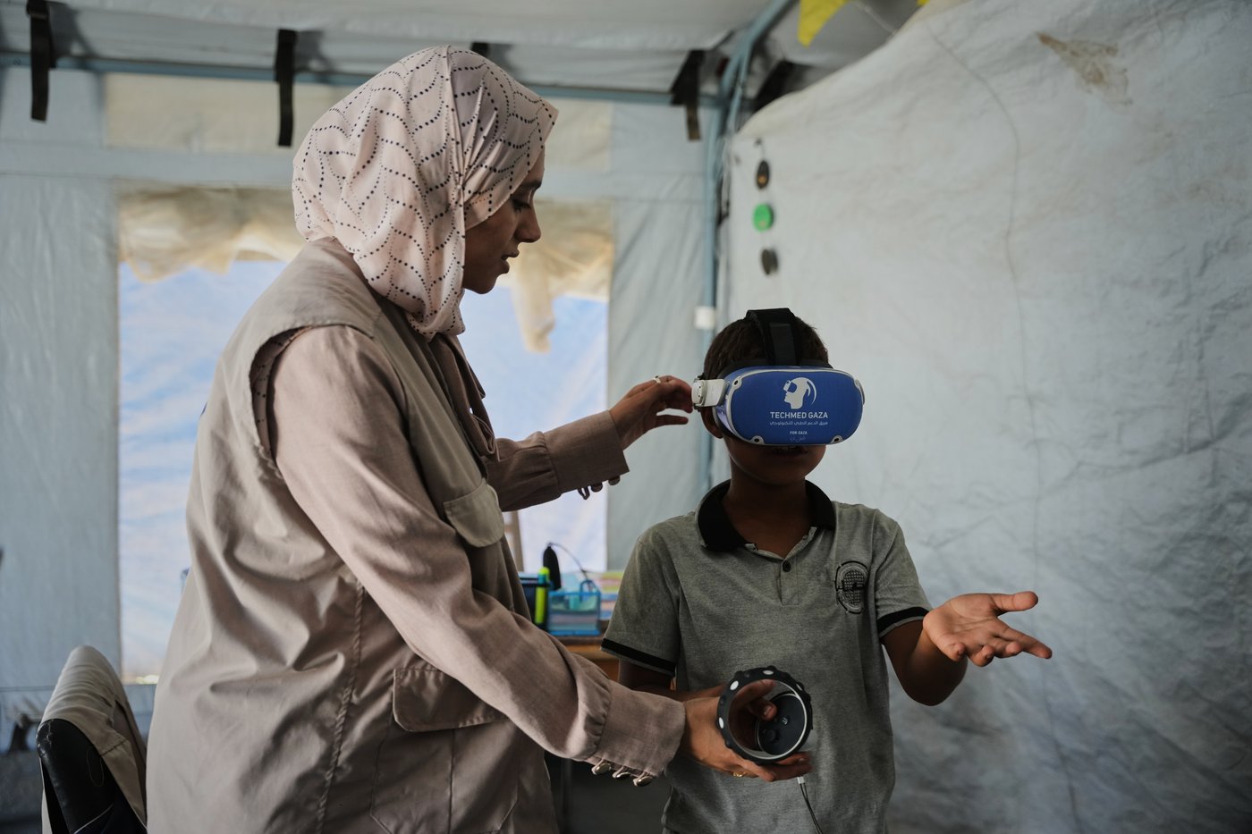 Photos of virtual reality sessions offering psychological support in Gaza | iNFOnews.ca