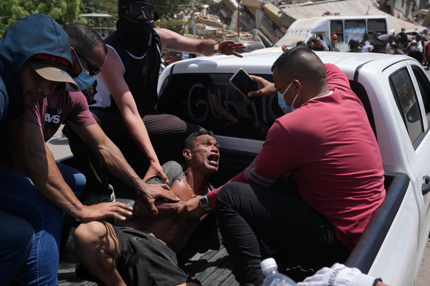 Photos show rescue efforts across earthquake-ravaged Venezuela | iNFOnews.ca