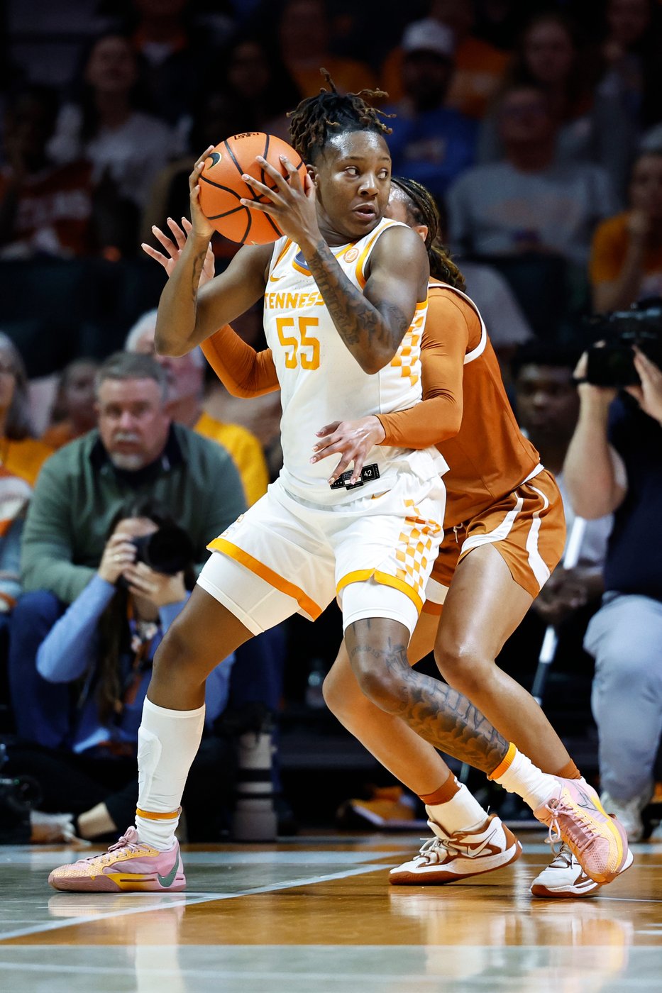 Booker helps No. 4 Texas hold on against No. 22 Tennessee 65-63 | iNFOnews.ca Booker helps No. 4 Texas hold on against No. 22 Tennessee 65-63 | iNFOnews.ca