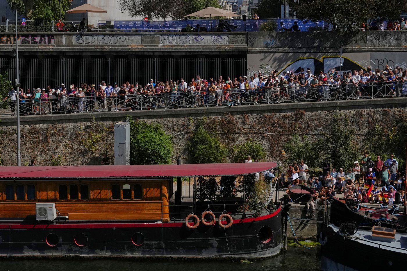 High divers take the plunge in the Seine in a new test of Paris’ reclaimed river | iNFOnews.ca