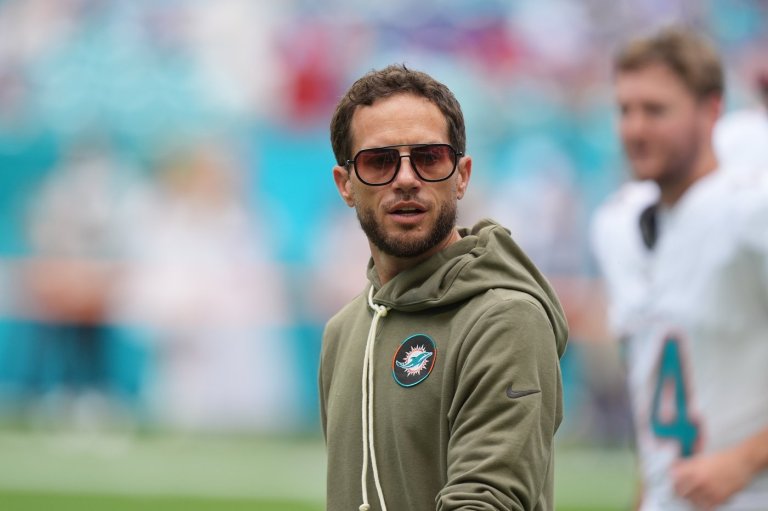 Mike McDaniel laughs off viral photo as Dolphins find joy and belief in win over Bills | iNFOnews.ca