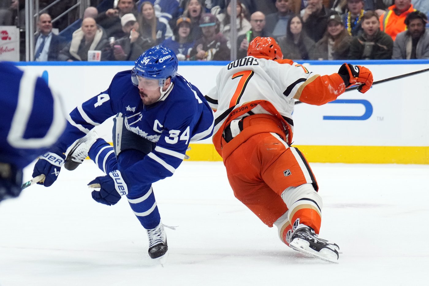 Maple Leafs captain Auston Matthews injured after knee-on-knee hit from Ducks' Gudas | iNFOnews.ca Maple Leafs captain Auston Matthews injured after knee-on-knee hit from Ducks' Gudas | iNFOnews.ca